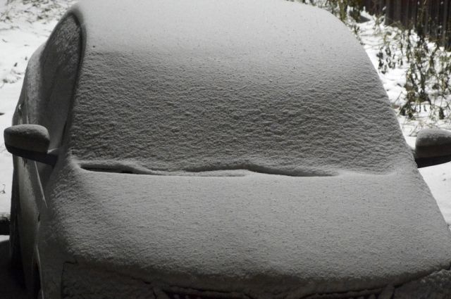 Кемеровчанку обокрали, пока она очищала машину от снега.
