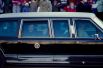 Джордж Буш-старший приветствует народ из окна президентского лимузина во время инаугурационного парада в январе 1989 года.
