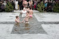 Крещенское купание – это православная традиция, а не спортивное мероприятие, поэтому не надо нырять в иордань вперед головой. 