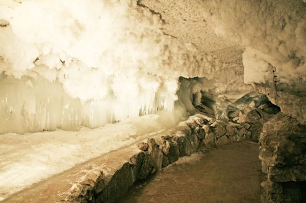 В 100 километрах от Перми близ города Кунгур расположен удивительный памятник природы — Кунгурская ледяная пещера. На Крещение в просторных гротах пещеры организуют удобные спуски в подземные озёра.