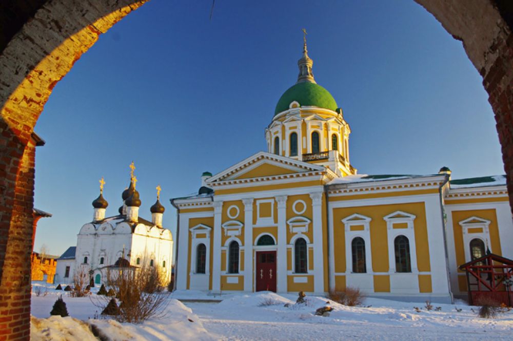Зарайск — городок на южном рубеже Московской области в 145 километрах от столицы. Главная достопримечательность — самый маленький в стране Кремль, окутанный множеством легенд. Сегодня в городе хранится несколько значимых православных святынь, а также есть святой источник Белый Колодец с оборудованной купелью.