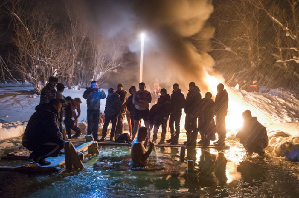 В Омской области, несмотря на настоящие сибирские морозы, окунуться в прорубь ежегодно решаются несколько десятков тысяч человек. Всего для этих целей в регионе будет оборудовано 40 купелей. На территории Ачаирского женского монастыря недалеко от Омска есть купель, отличающаяся от всех прочих в регионе. Температура воды в источнике равна 36,6 °C и не понижается даже в самые сильные морозы.