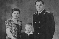 Иван Константинов с женой и приёмным сыном.
