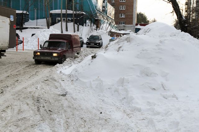 В Новосибирске избавляются от снежных завалов