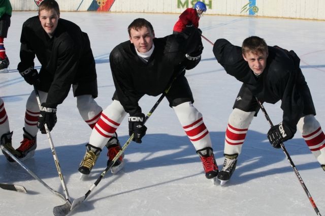 В хоккейном Челябинске мальчишкам, похоже, негде погонять шайбу: дворовые катки - в неудовлетворительном состоянии.