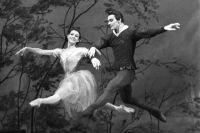 Екатерина Максимова (Жизель) и Владимир Васильев (Альберт) в сцене из балета А.Адана «Жизель», 1968 г.