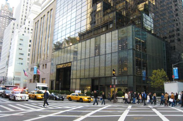 «Трамп-тауэр». 58-этажный небоскрёб расположен в Нью-Йорке на пересечении Пятой авеню и 56-й улицы. Трампу принадлежат площади под розничную торговлю и офисы в нижней половине здания. Три верхних этажа общей площадью приблизительно 3000 м², отделанных бронзой, золотом и мрамором, занимает его личная резиденция. Также здесь находится штаб-квартира его собственной корпорации The Trump Organization.