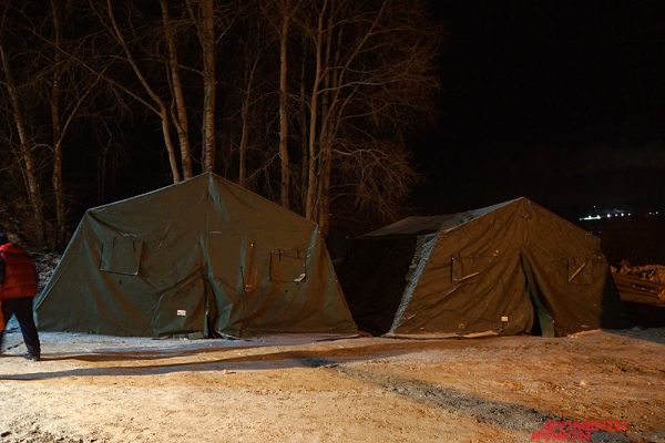 Кроме того, вблизи находились палатки, где можно было переодеться и согреться.