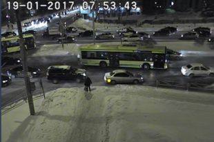 Автобус затруднил движение на перекрестке Стахановская-Карпинского
