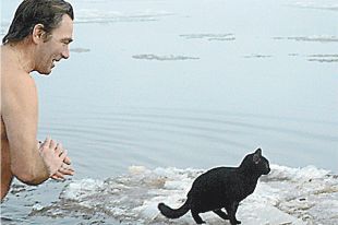 Хозяева не ожидали, что Мася начнёт моржевать вместе с ними.