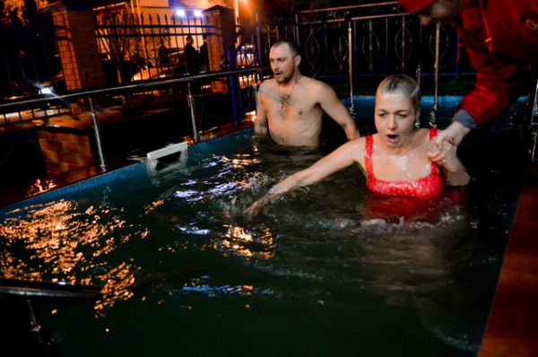 Верующие во время крещенского купания в Свято-Георгиевском храме в Краснодаре.
