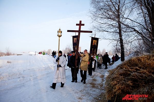 Мимо купели около Бугринского моста традиционно прошел Крестный ход