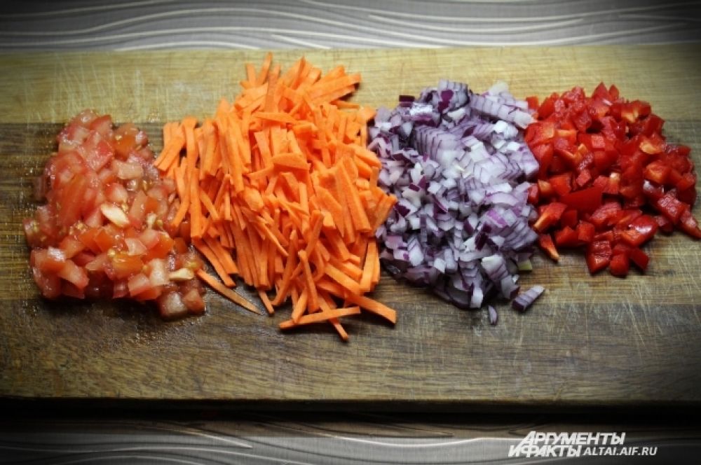 Режем овощи: томаты, лук и перец - кубиками, а морковь - тонкой соломкой.