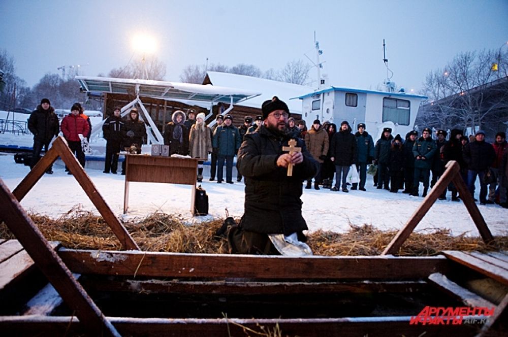 ...и помолились перед тем, как люди начали заходить в воду