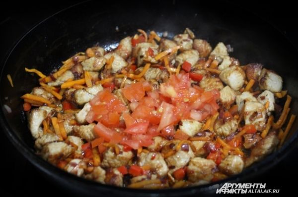 Добавляем томаты, перемешиваем и жарим ещё две минуты.