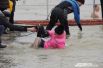 Одной жительнице Краснодара пришлось окунуться в Кубань прямо в куртке - она упала в воду, оступившись на берегу.