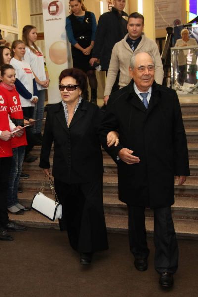 С женой Сакиной ханум на выборах в Госдуму в 2016 году.