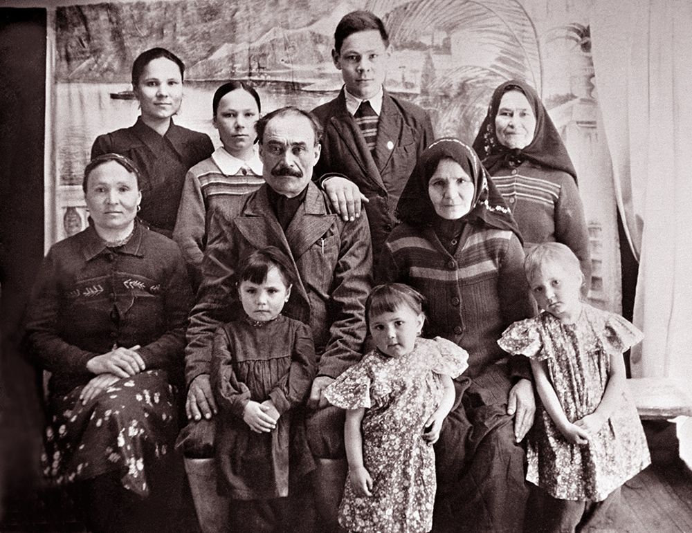 Семья Шаймиевых. В центре глава семьи – Шагишариф, справа – жена Нагима, слева – старшая дочь Догалия, во втором ряду слева направо – дочь Марзия, дочь Мадания, сын Минтимер, свекровь Марзии Оммегульсум. На коленях у Шагишарифа – внучка, дочь Доргалии, у Нагимы – внучки, дочери Марзии, 1954 г.