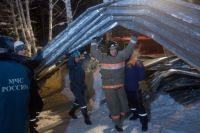Спасатели всю ночь разгребали завалы в Бердске