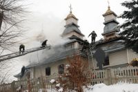 Спасатели борются с огнем