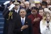 Барак Обама во время исполнения национального гимна.