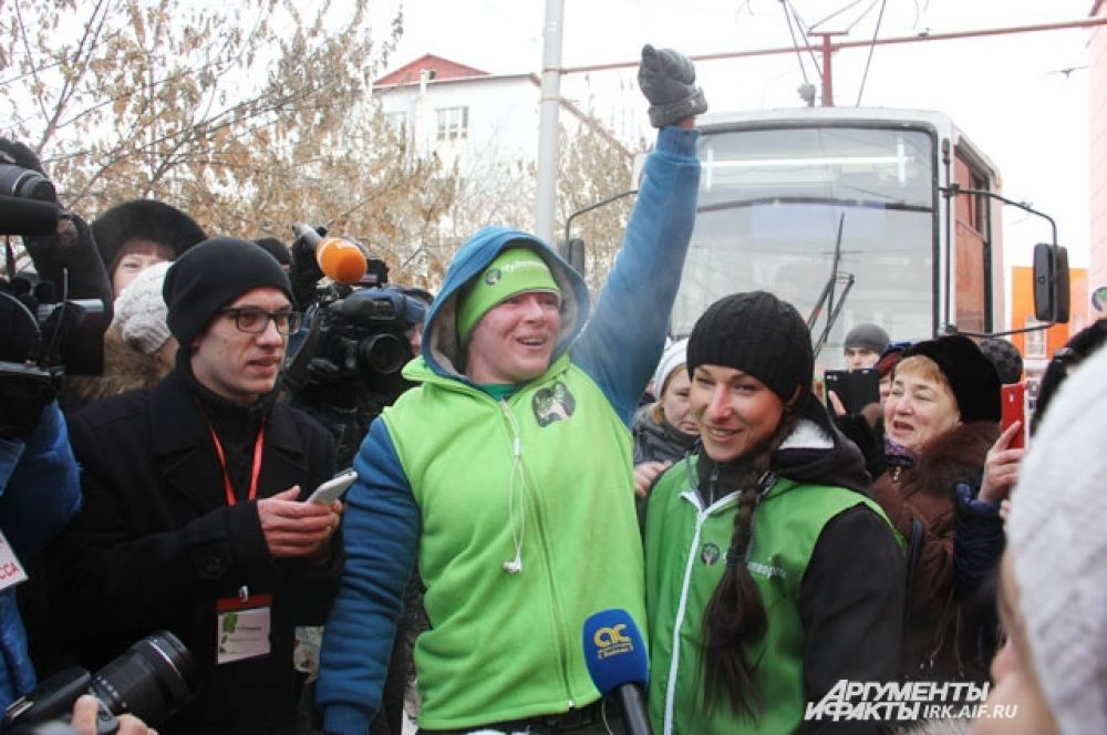 Оказывается, после того, как днём спортсменка поднимает и двигает сотни килограммов, вечером - садиться за типичные девчачьи развлечения: вяжет, вышивает, обожает готовить.