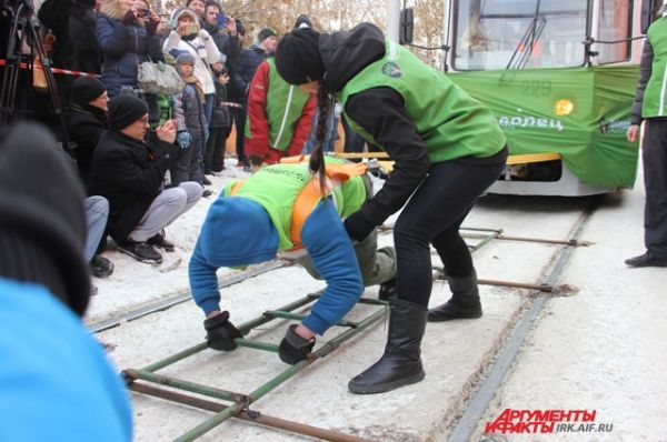 Оксана Кошелевой удалось сдвинуть два трамвая на пять метров. 