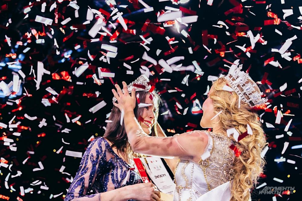 Мисс Татарстан-2016 Диляра Ялалтынова надевает корону на победительницу этого года Зульфию Шарафееву.