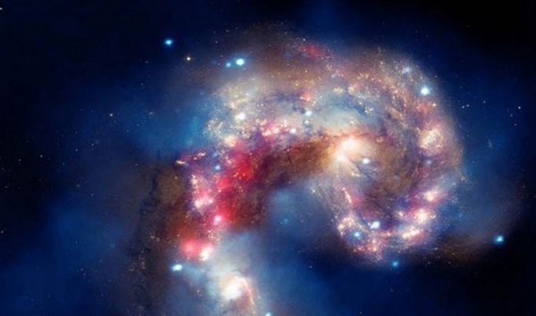 Бывает даже и такое, что галактики сталкиваются. Удивительно, что мы видим это, не смотря на то, что этому столкновению уже больше 100 миллионов лет