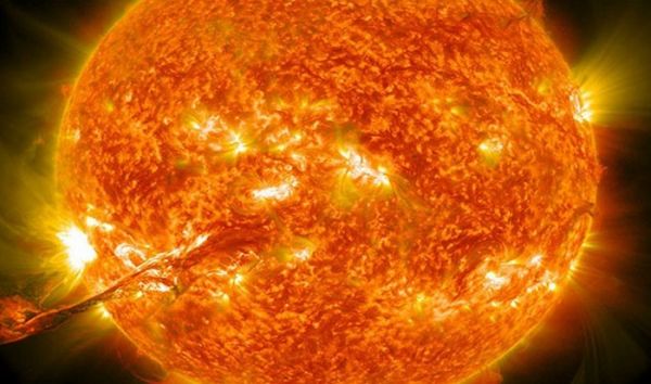 На фото, вроде, ничего необычного, один из выбросов корональной массы Солнца, называемого в народе «вспышкой». А теперь представьте, что этот выброс летит в сторону Земли со скоростью более 5 млн. километров в час!