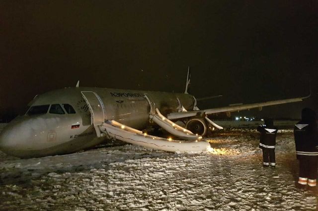 В ночь на 4 января пассажирский самолет выкатился за пределы взлетно-посадочной полосы.