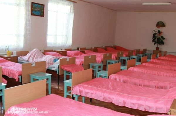 В отряде с облегченными условиями содержания кровати расположены в один ярус. Здесь живут, в том числе беременные женщины. В остальных отрядах девушки спят на двухъярусных кроватях. 