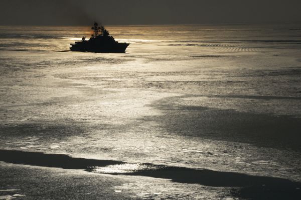 Большой противолодочный корабль Тихоокеанского флота РФ «Адмирал Трибуц» в проливе Босфор Восточный во Владивостоке.