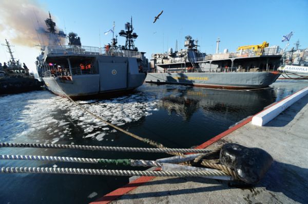 Большой противолодочный корабль Тихоокеанского флота РФ «Адмирал Трибуц» во время швартовки во Владивостоке.