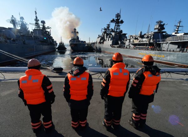 Большой противолодочный корабль Тихоокеанского флота РФ «Адмирал Трибуц» во время швартовки во Владивостоке.