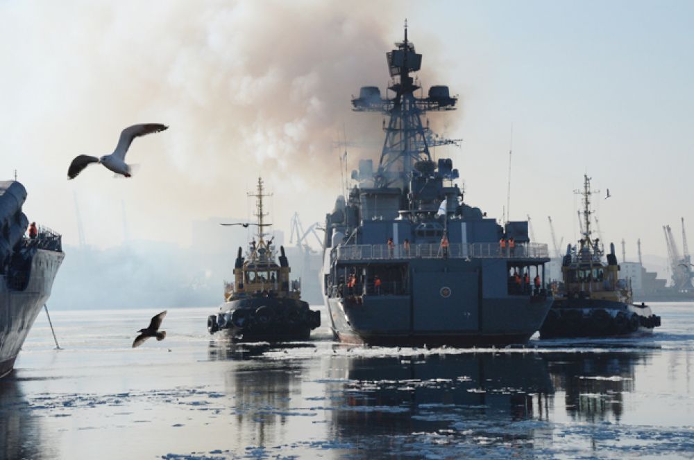 Большой противолодочный корабль Тихоокеанского флота РФ «Адмирал Трибуц» во время швартовки во Владивостоке.