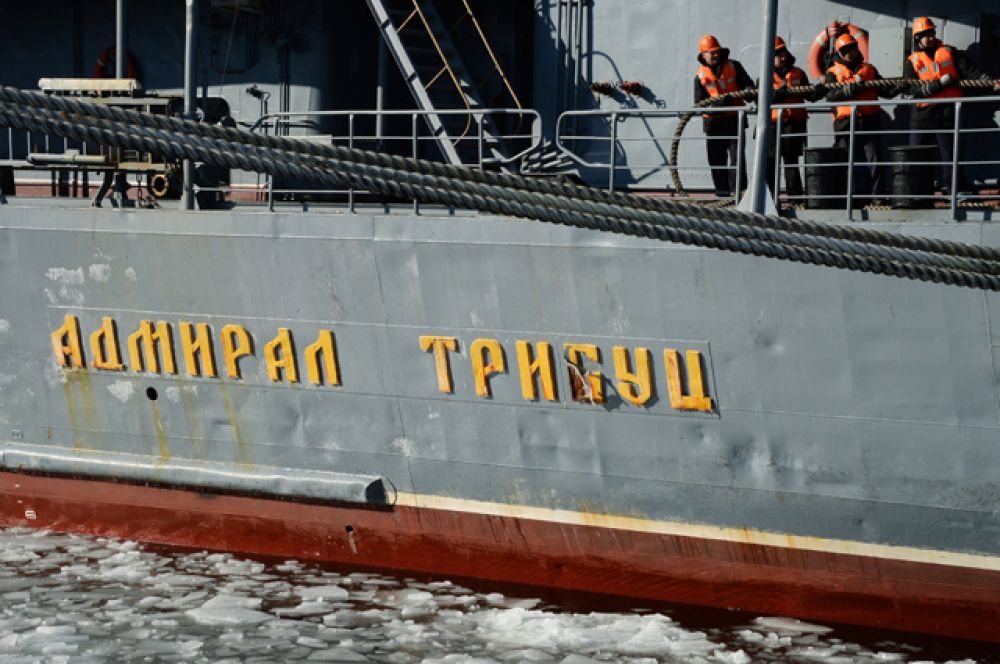 Большой противолодочный корабль Тихоокеанского флота РФ «Адмирал Трибуц» во время швартовки во Владивостоке.