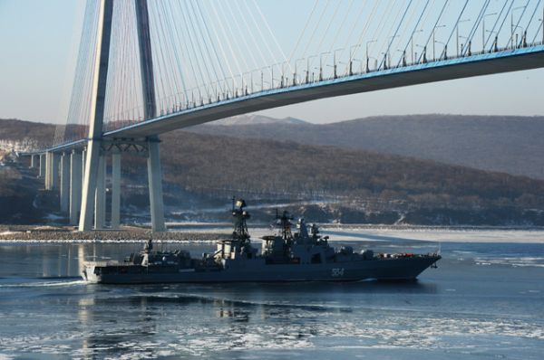 Большой противолодочный корабль Тихоокеанского флота РФ «Адмирал Трибуц» в проливе Босфор Восточный во Владивостоке.