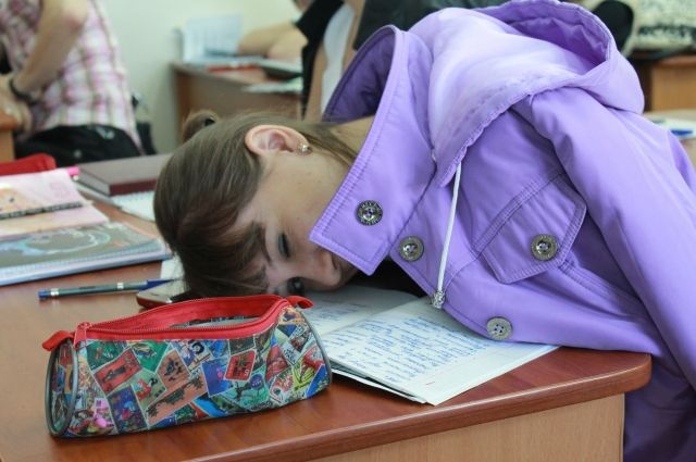 Спящие на партах студенты не редкость: многие из них с первого курса совмещают работу и учёбу. 