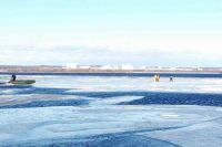 Сотрудники ГосЧС спасают рыбаков