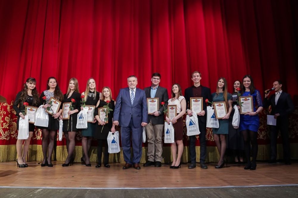 Ректор ПГУАС фотографируется со студентами.