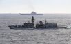Британский корабль St Albans (на первом плане) сопровождает российский тяжёлый авианесущий крейсер «Адмирал Кузнецов». 