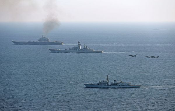 Британский корабль St Albans (на первом плане) и самолеты британских ВВС сопровождают российские корабли 