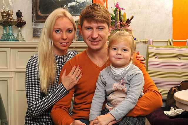 Алексей Ягудин c женой Татьяной Тотьмяниной и дочерью Лизой.