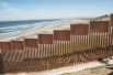 На берегах Тихого океана и Мексиканского залива, которые являются крайними точками сухопутной границы, стена может простираться на значительное расстояние в воде.