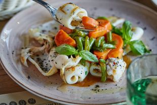 Кальмары на гриле с овощами и соусом терияки