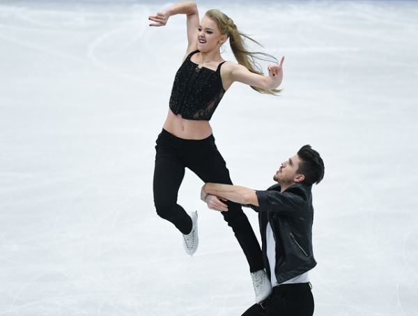 Александра Степанова и Иван Букин выступают в короткой программе танцев на льду.