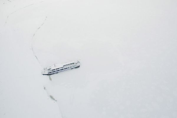 Не совсем понятно, находится ли судно в движении или стоит, но выглядит это фото так, будто это было снято где-то возле Арктики
