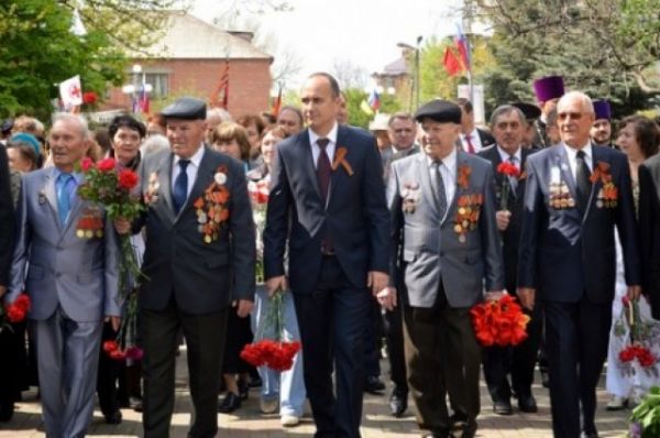 Мэр города Игорь Сорокин в одном строю с ветеранами.