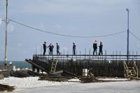 Рабочие на строительстве моста через Керченский пролив в Крыму.